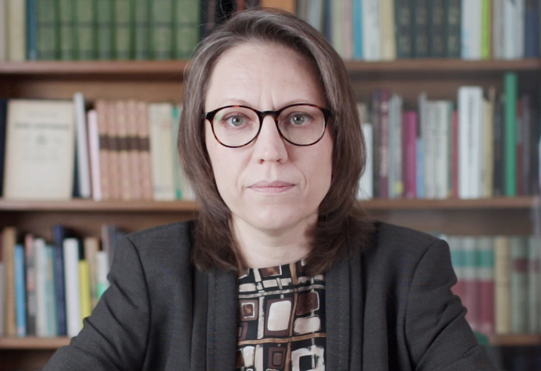 Dr. Anna Ananieva vor einem Bücherregal